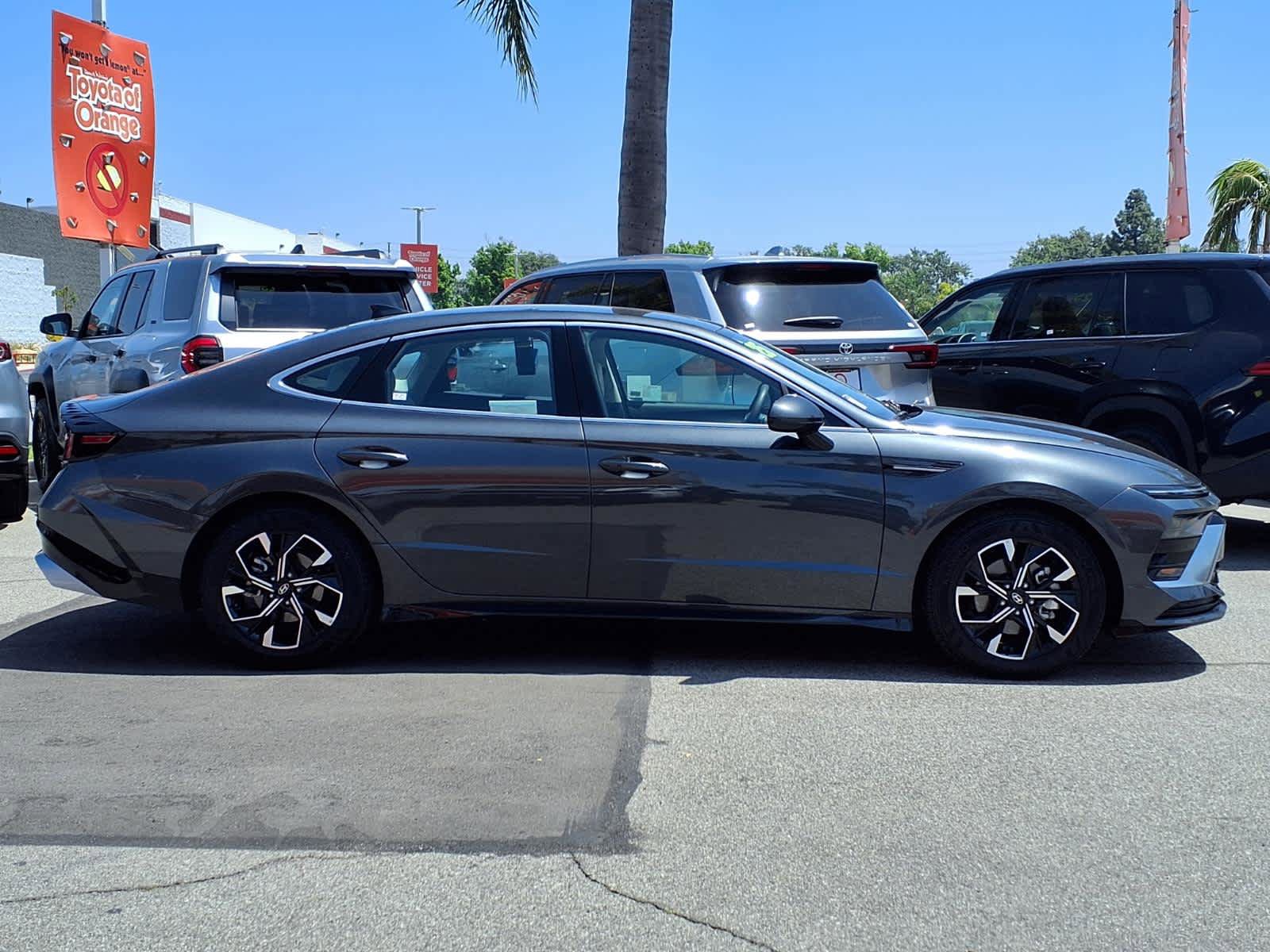 Used 2025 Hyundai Sonata SEL FWD image 2