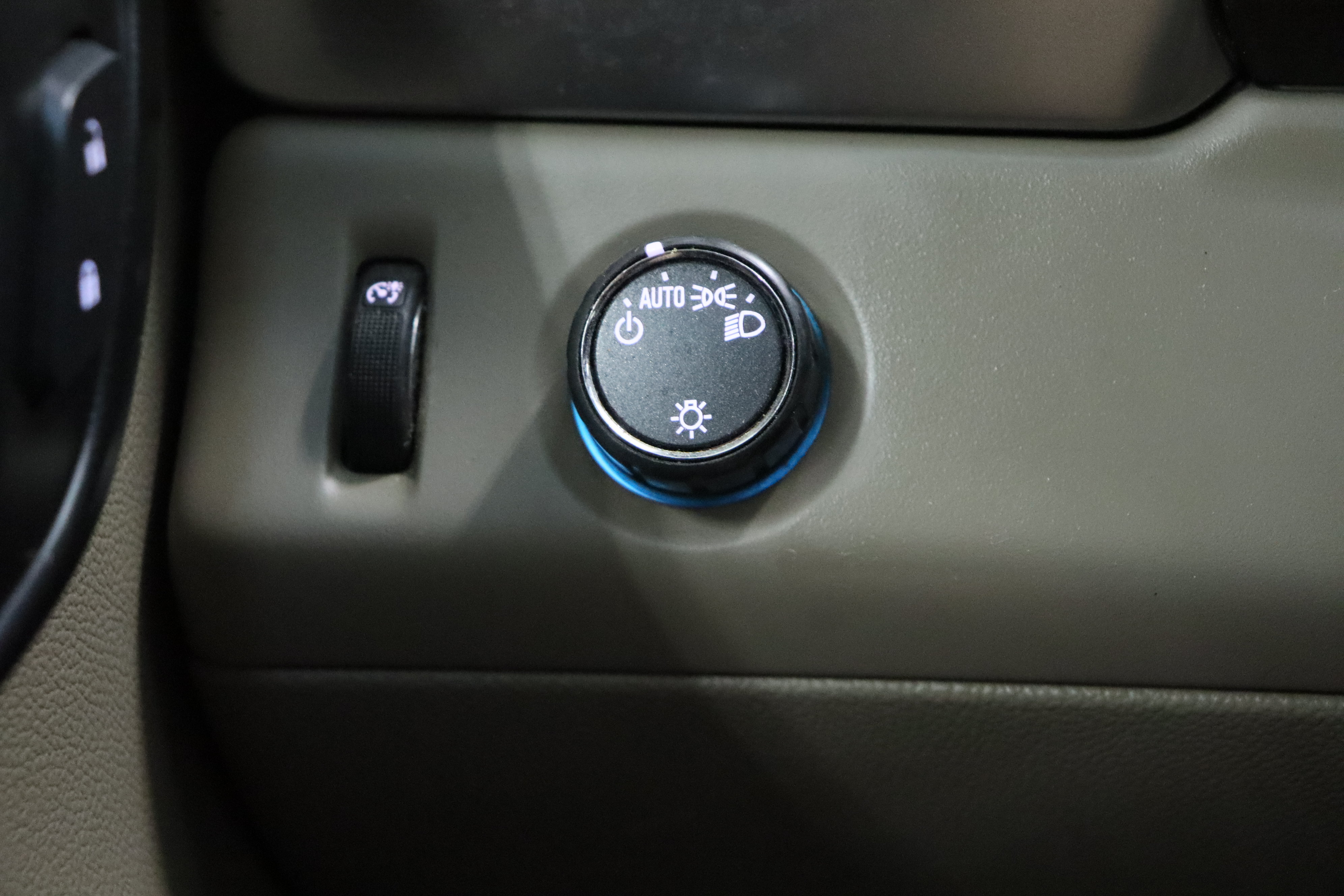 Used 2015 Chevrolet Suburban LT RWD image 23
