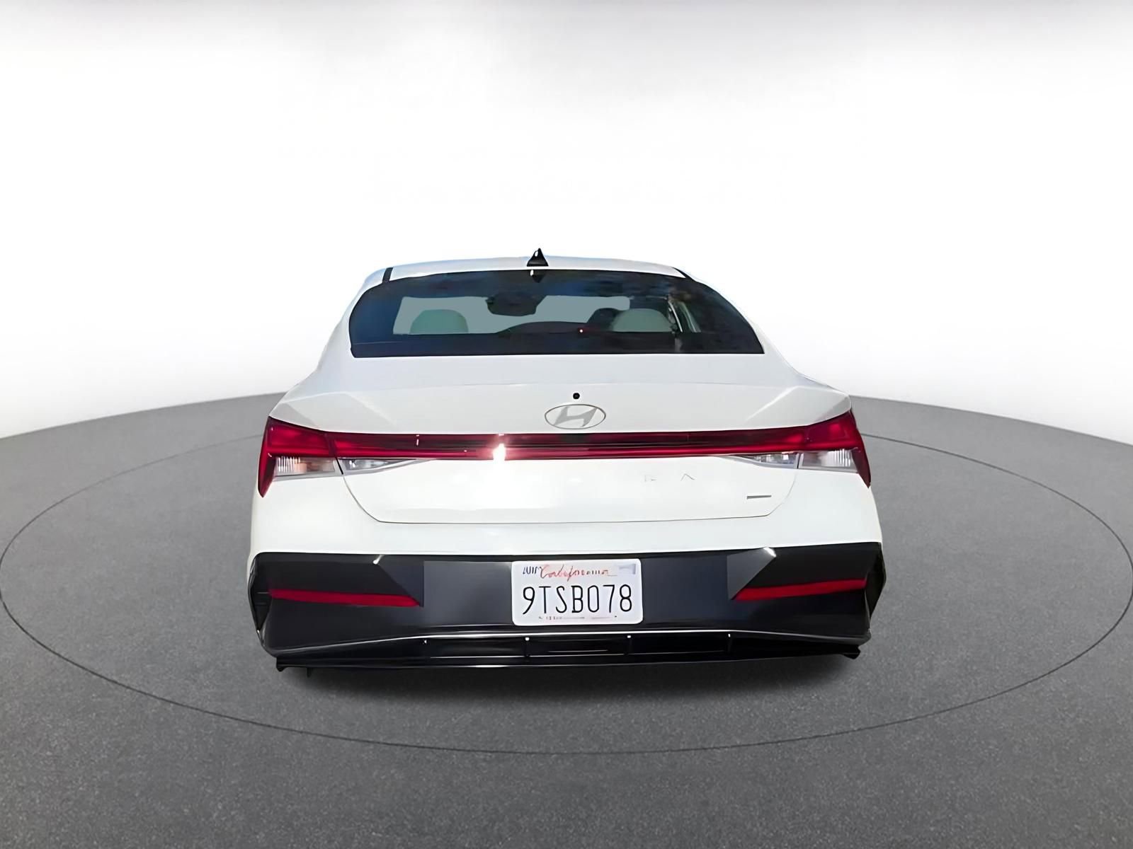 Used 2025 Hyundai Elantra Limited image 12