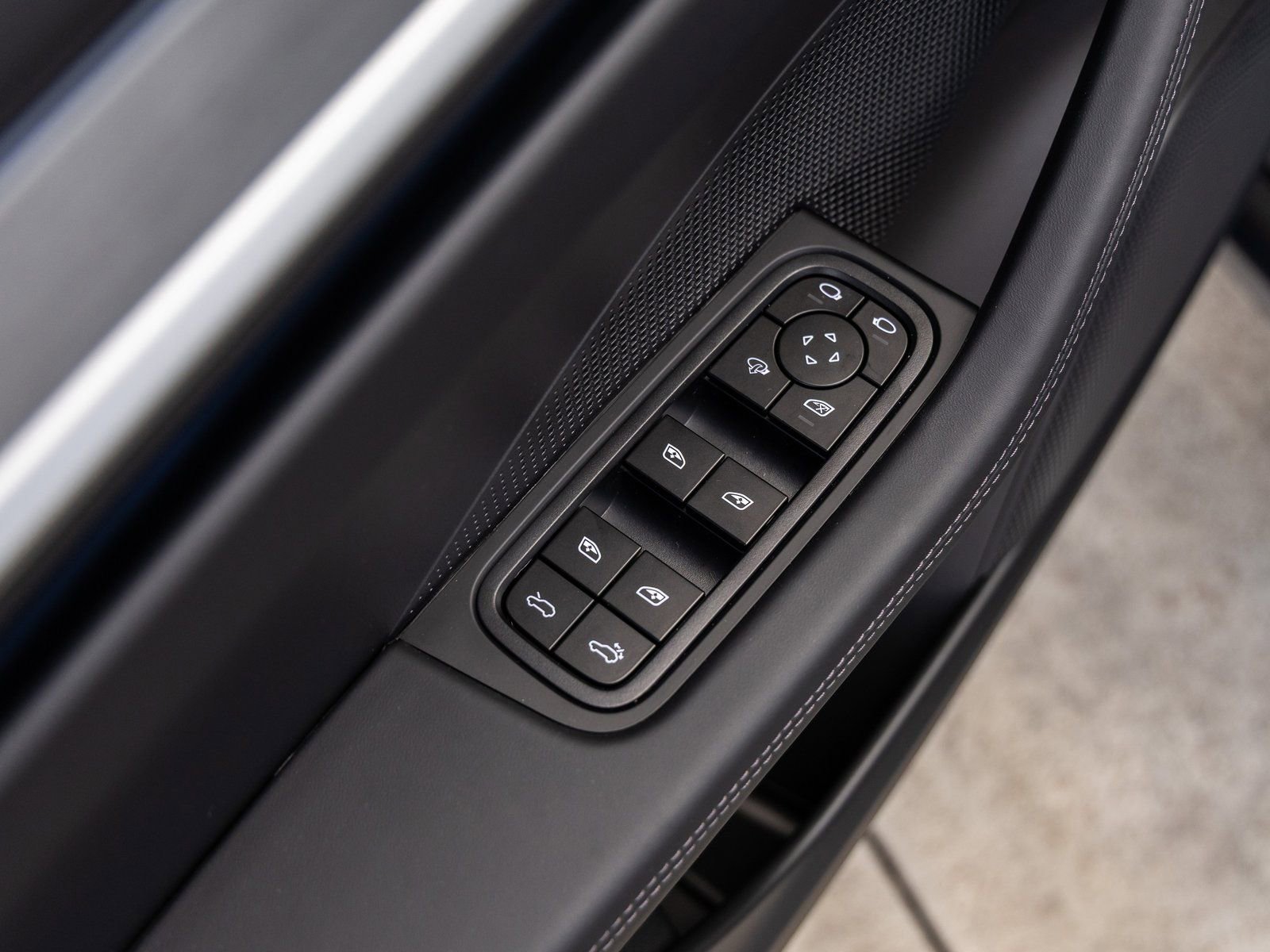 New 2025 Porsche Macan 4S Electric image 22