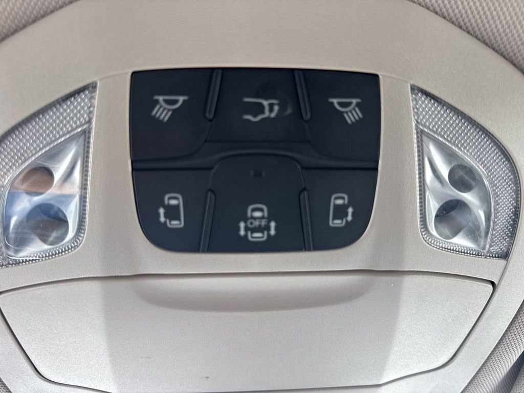 Used 2023 Chrysler Voyager LX image 36