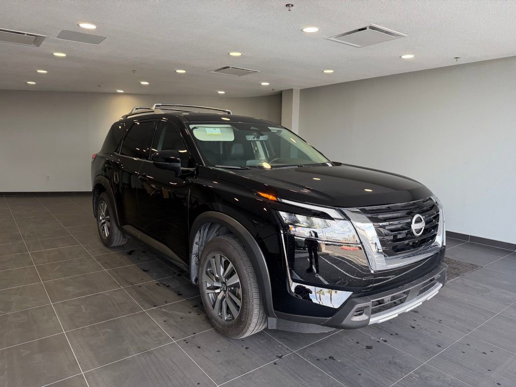 Used 2025 Nissan Pathfinder SL image 3