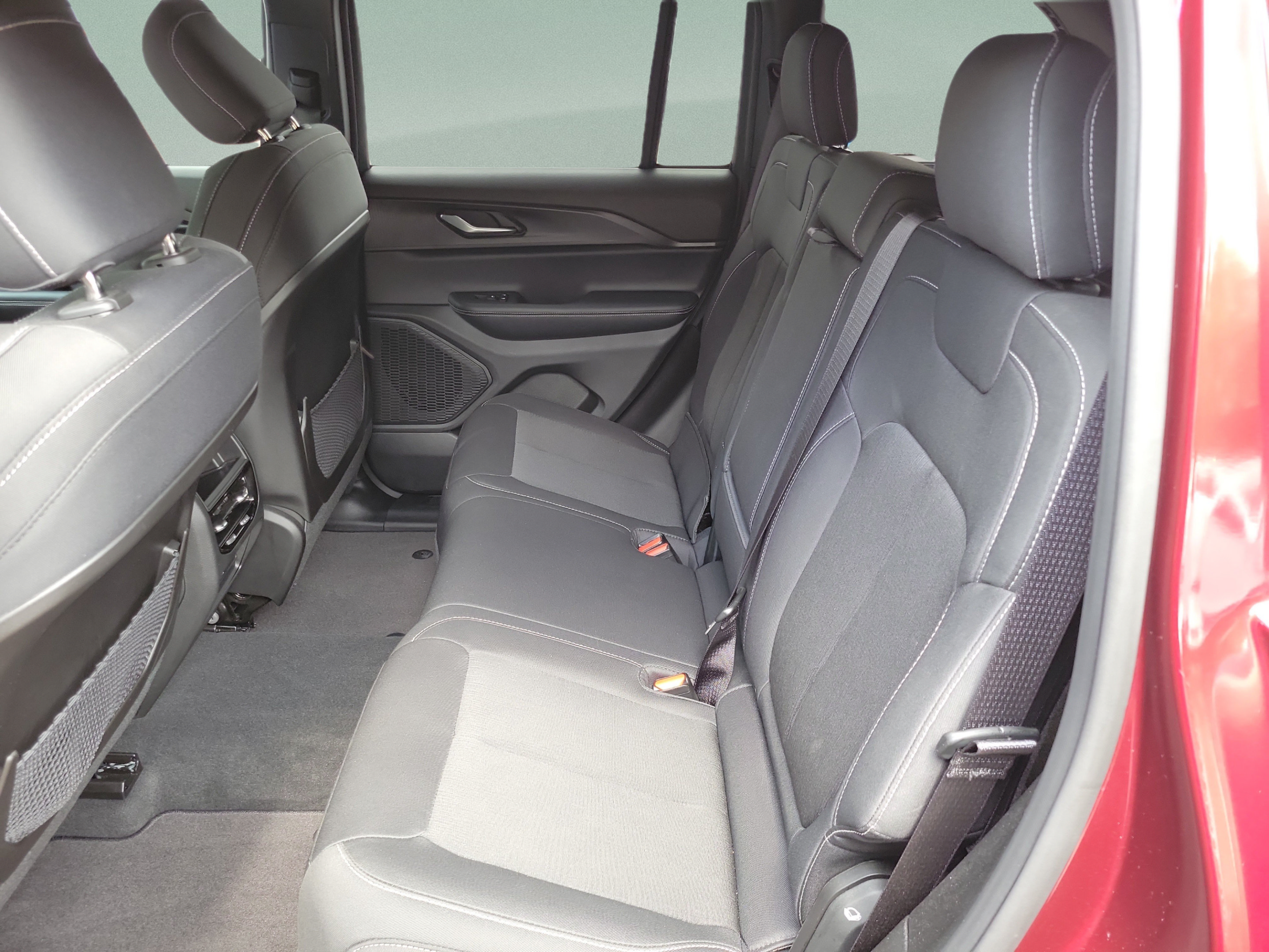 Used 2025 Jeep Grand Cherokee Laredo X RWD image 13