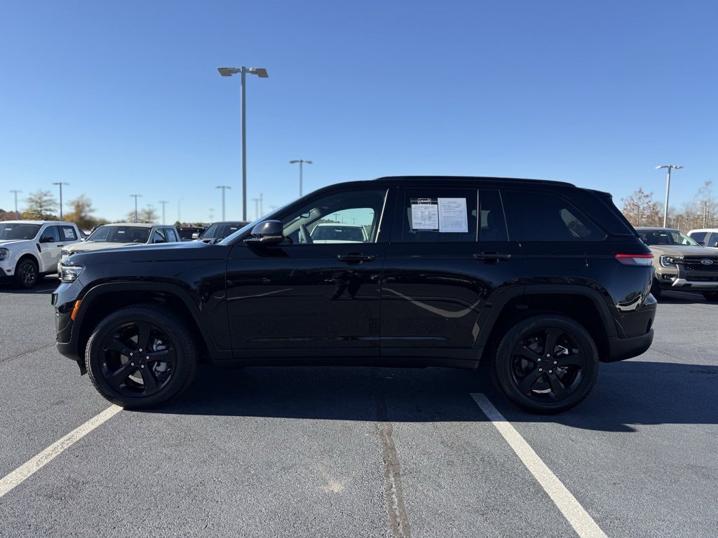 Used 2024 Jeep Grand Cherokee Limited w/ Black Appearance Package image 4