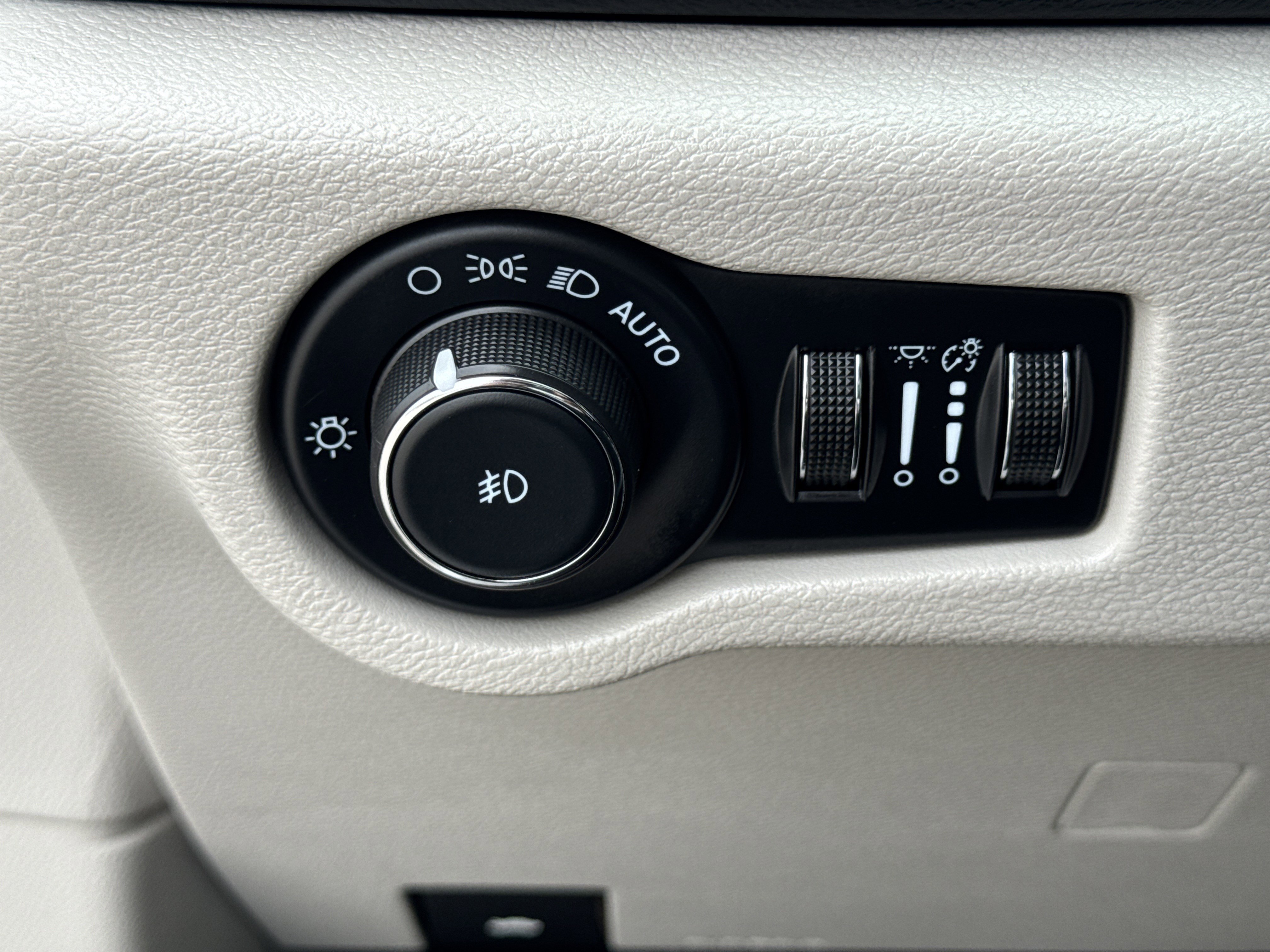 Used 2024 Chrysler Pacifica Touring-L image 25