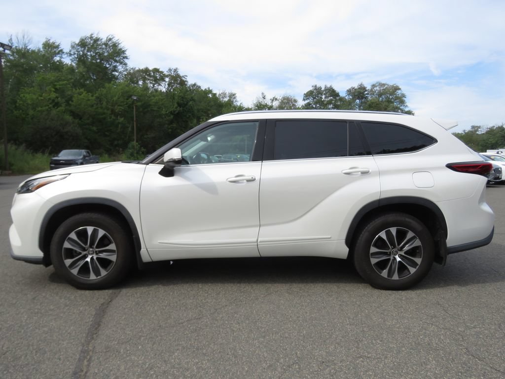 Used 2020 Toyota Highlander XLE AWD/4WD image 8