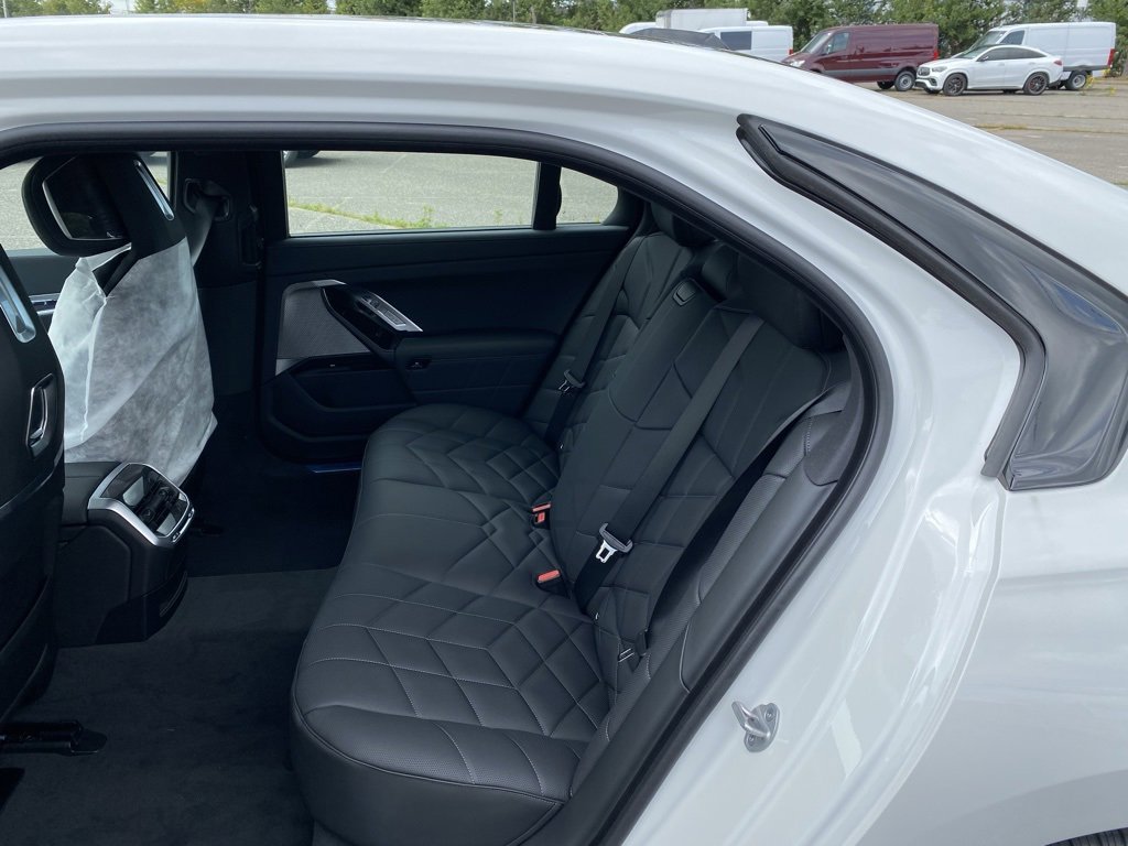 New 2026 BMW 750e xDrive w/ Premium Package image 10