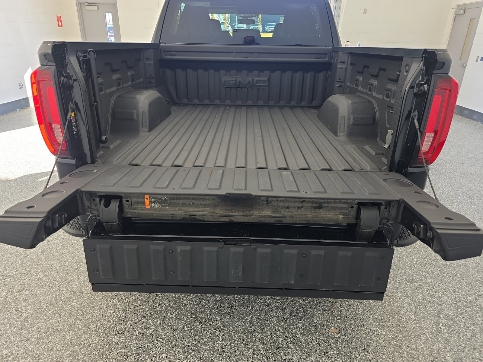 Used 2024 GMC Sierra 1500 SLT w/ SLT Premium Package image 21