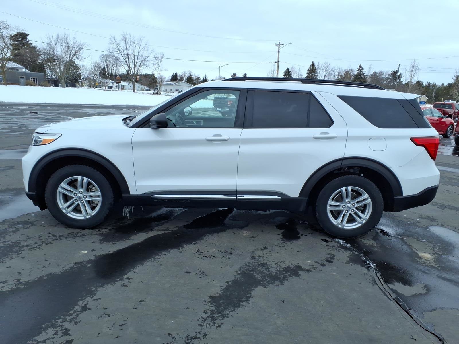 Used 2021 Ford Explorer XLT w/ Equipment Group 202A image 2