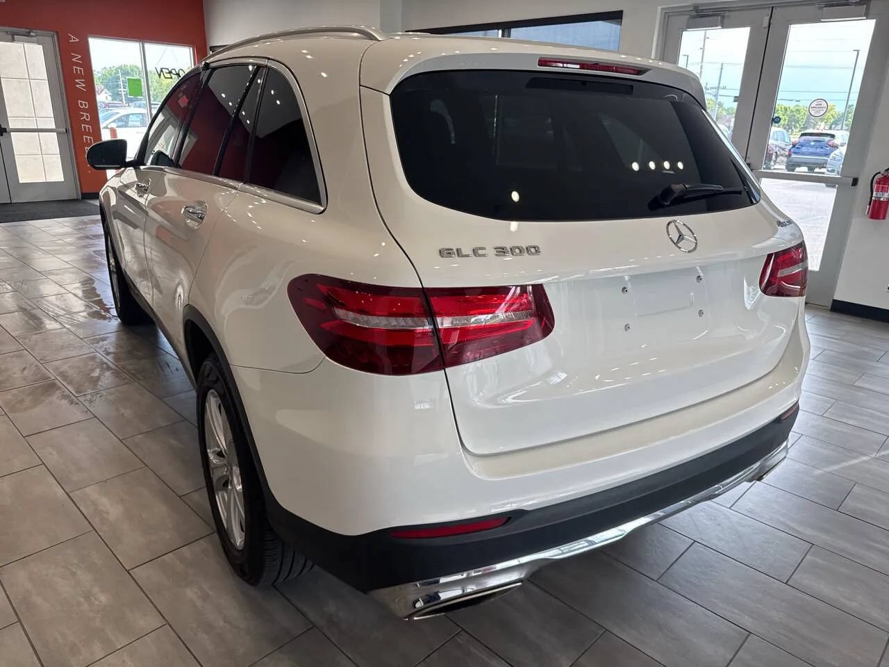 Used 2018 Mercedes-Benz GLC 300 4MATIC w/ Premium Package image 11