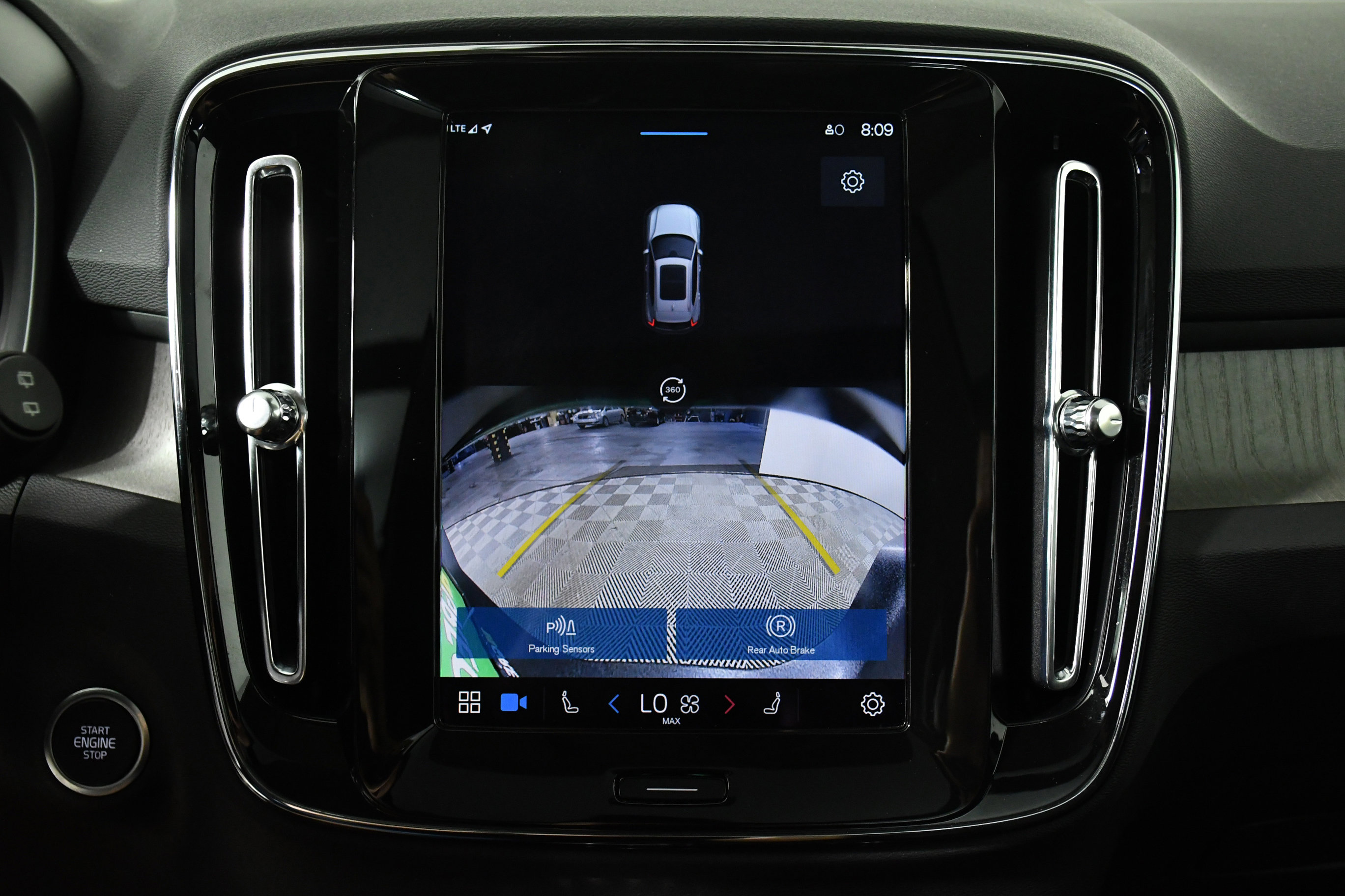 Used 2025 Volvo XC40 B5 Plus image 18