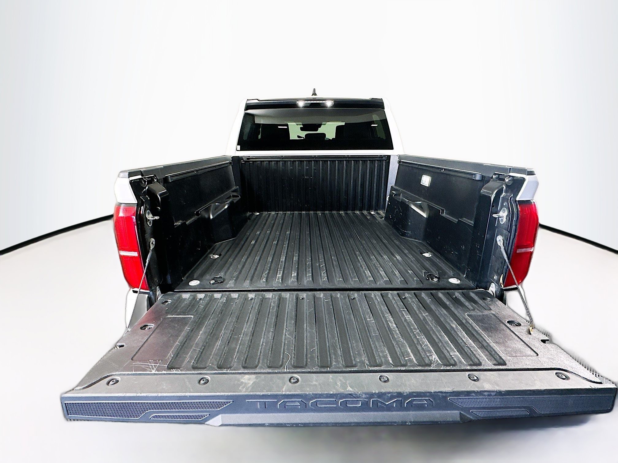 Used 2025 Toyota Tacoma SR5 AWD/4WD image 27