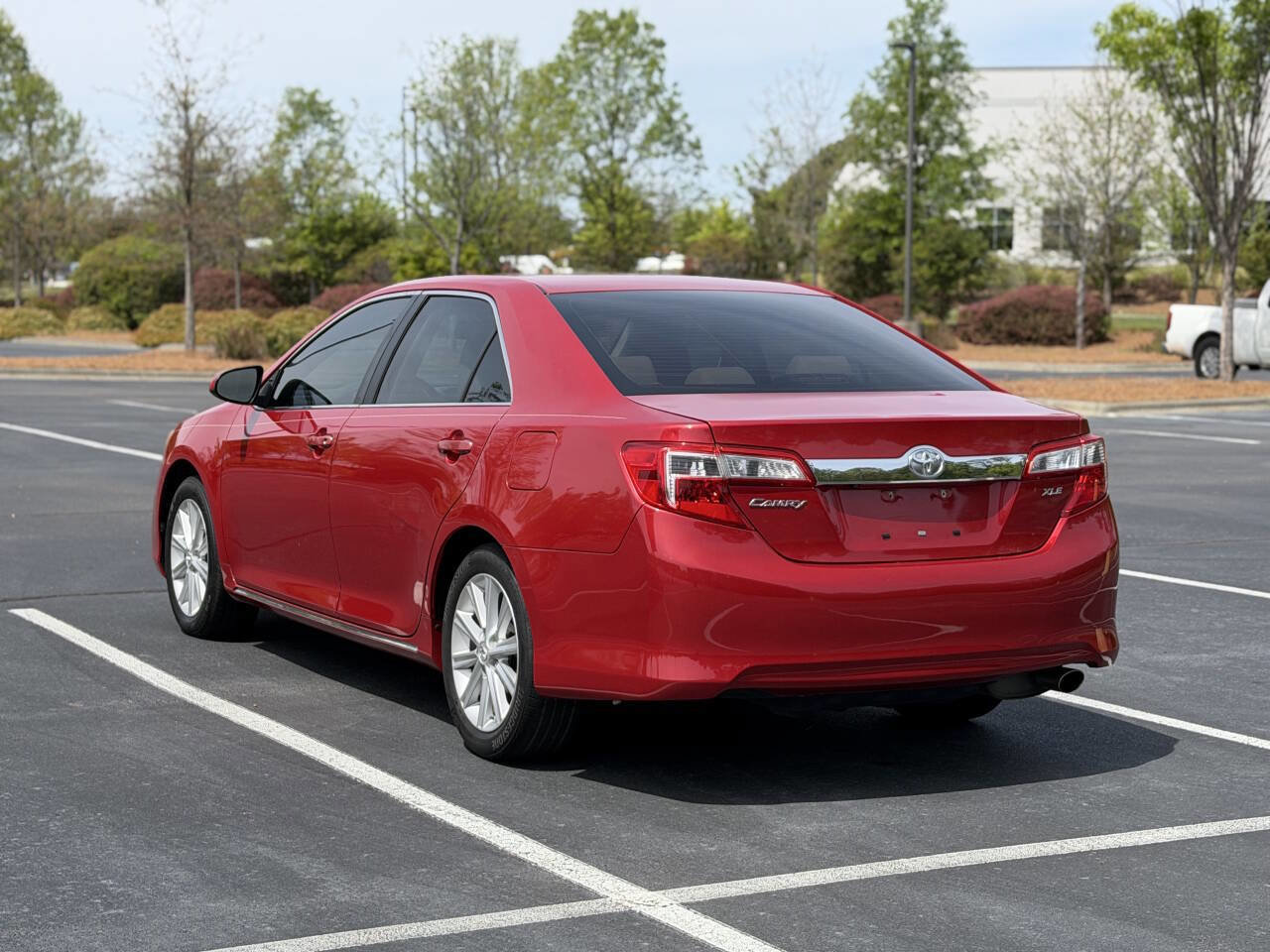 Used 2014 Toyota Camry XLE w/ Leather Package FWD image 5