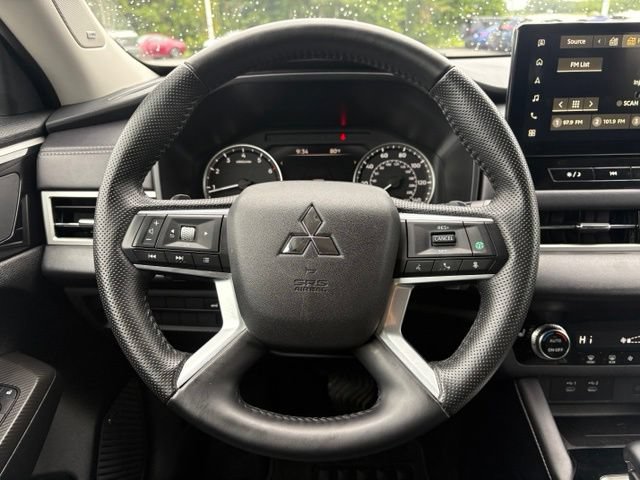 Used 2025 Mitsubishi Outlander SE FWD image 14