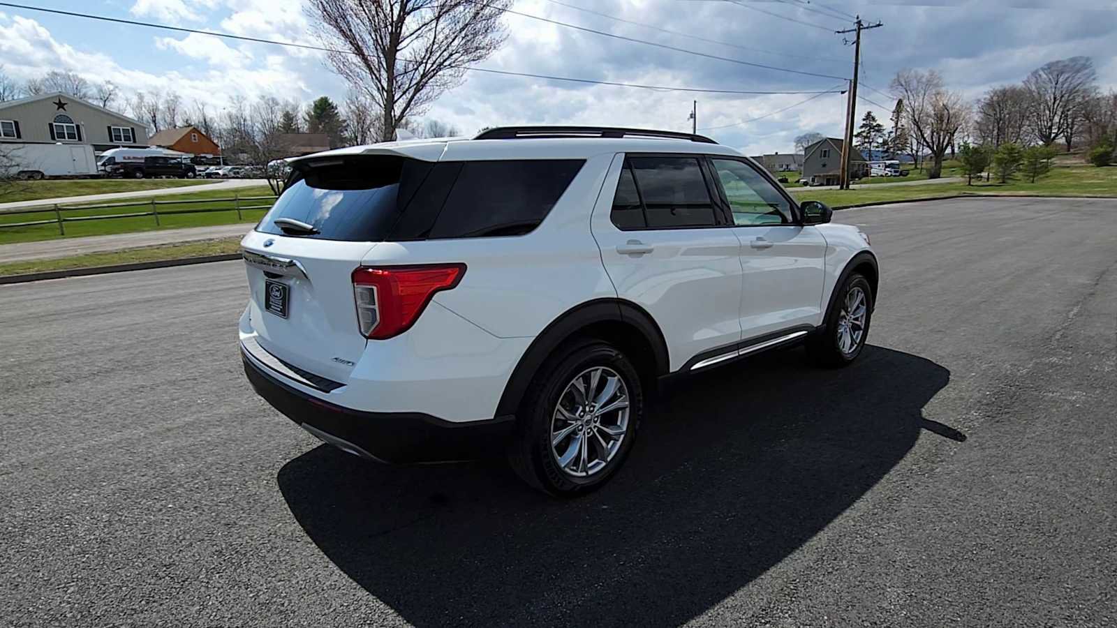 Used 2022 Ford Explorer XLT w/ Equipment Group 202A AWD/4WD image 8