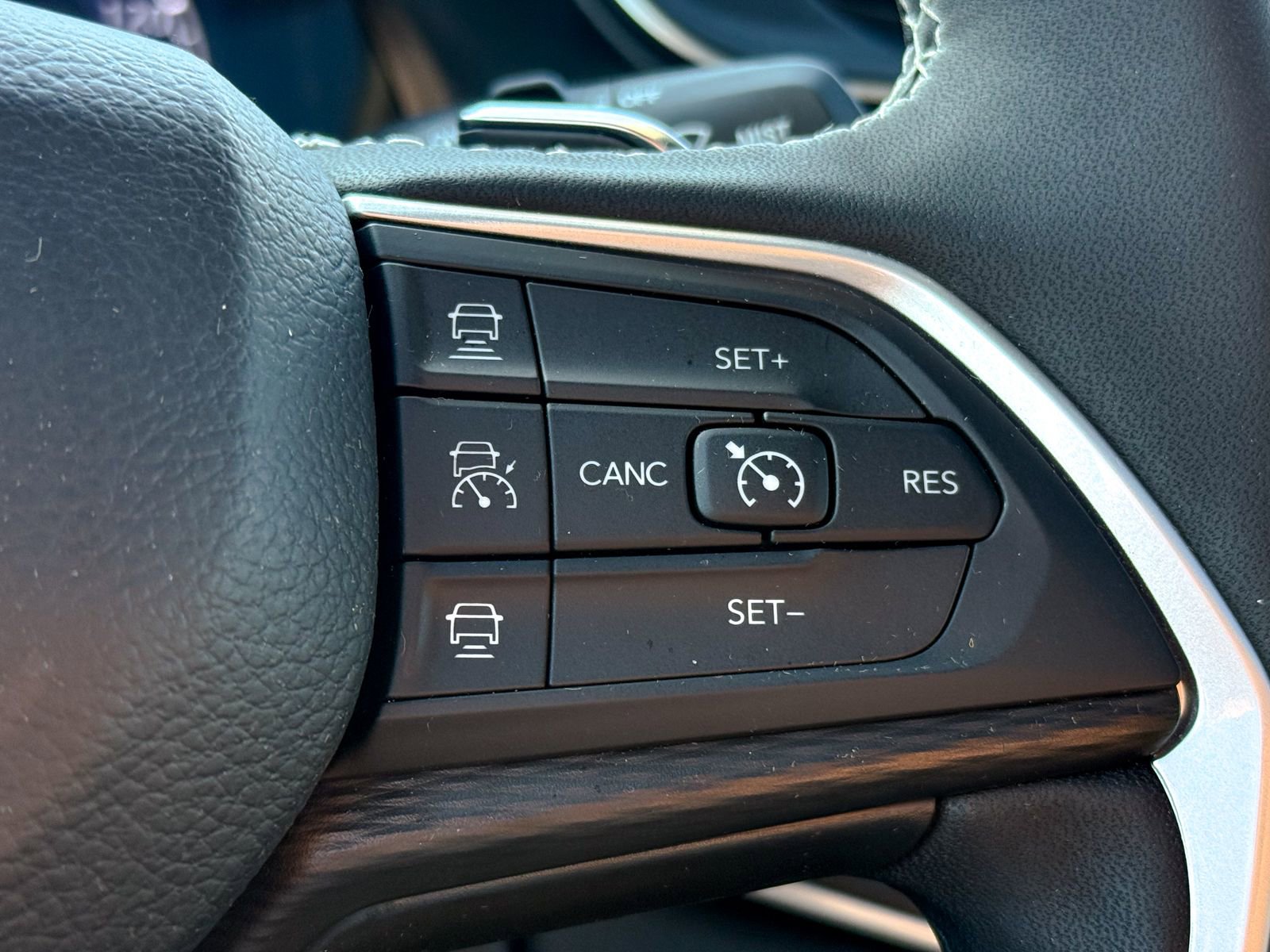 Used 2025 Jeep Grand Cherokee Altitude image 25