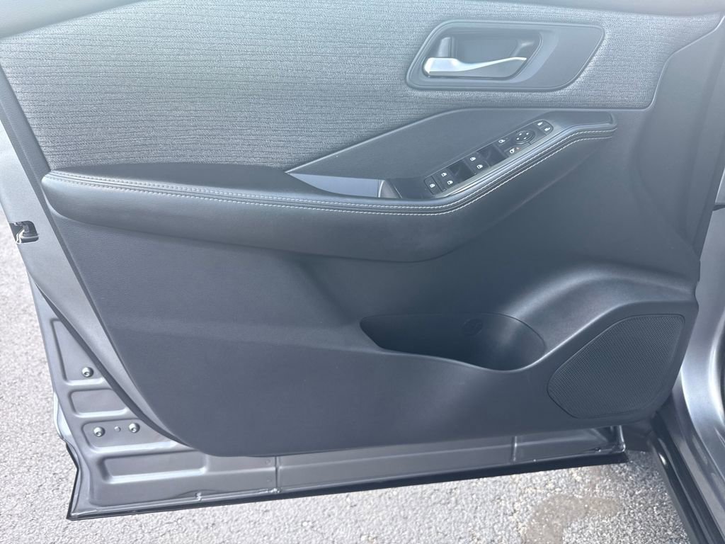 Used 2021 Nissan Rogue SV image 12