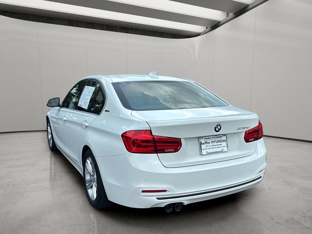Used 2018 BMW 330e w/ Convenience Package RWD image 3