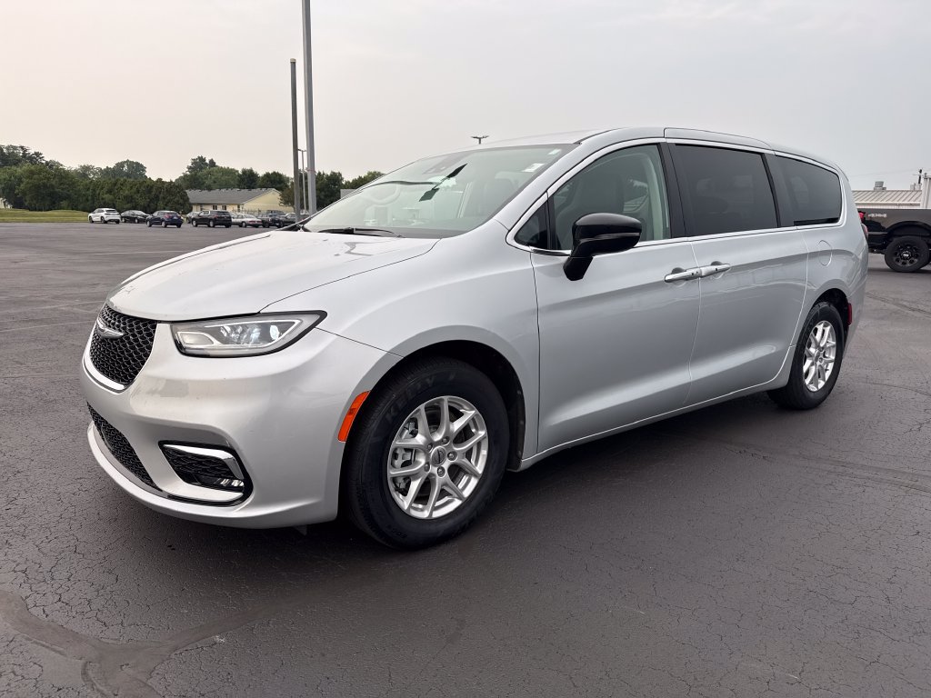 Used 2024 Chrysler Pacifica Touring-L FWD image 4