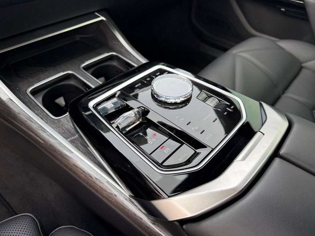 Used 2023 BMW 740i image 24