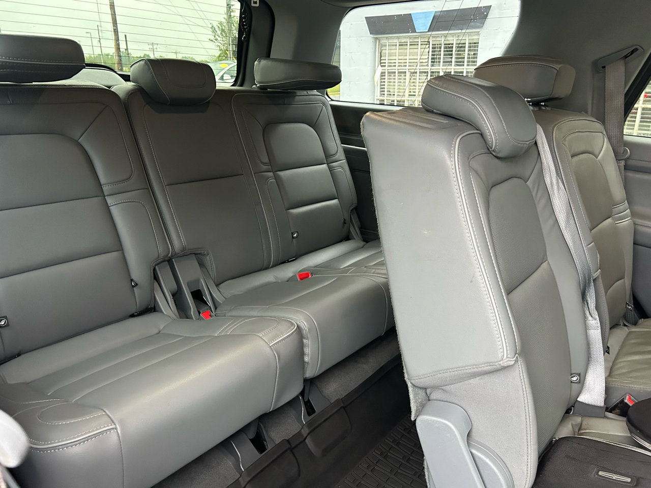 Used 2019 Lincoln Navigator Select image 16