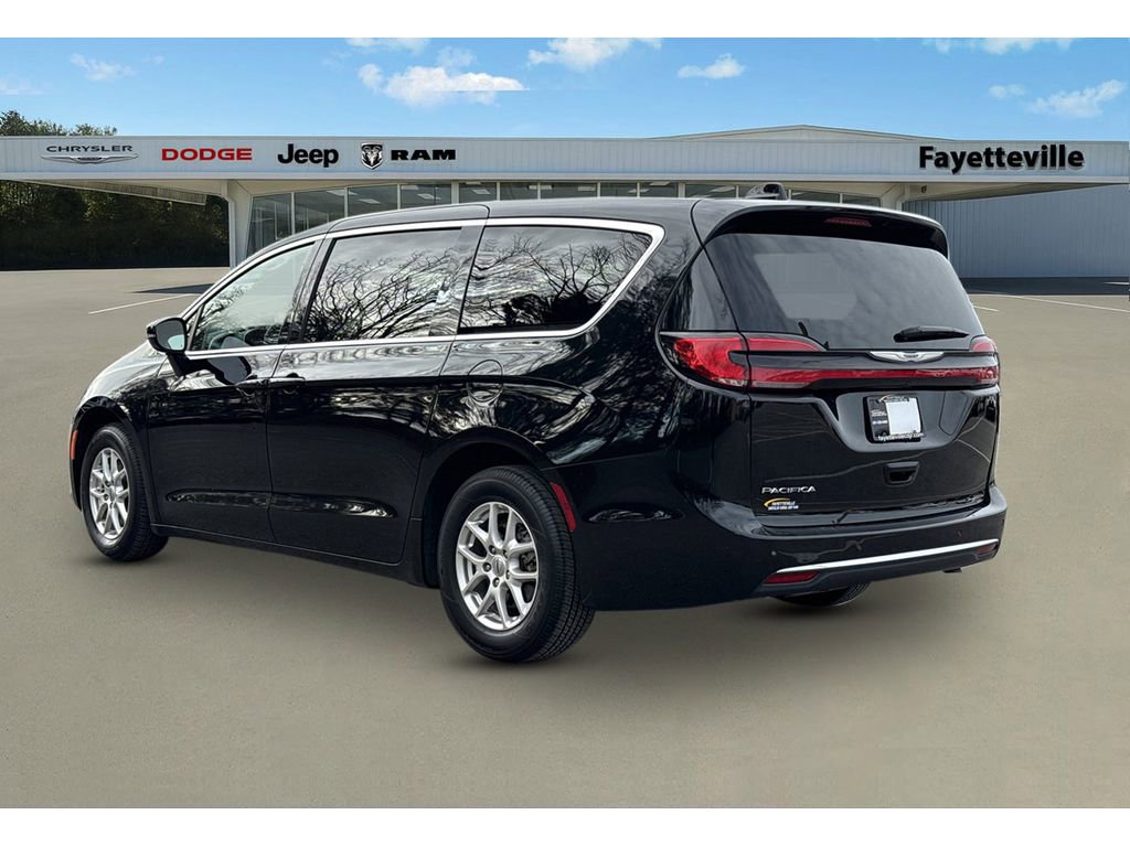 Used 2024 Chrysler Pacifica Touring-L image 5