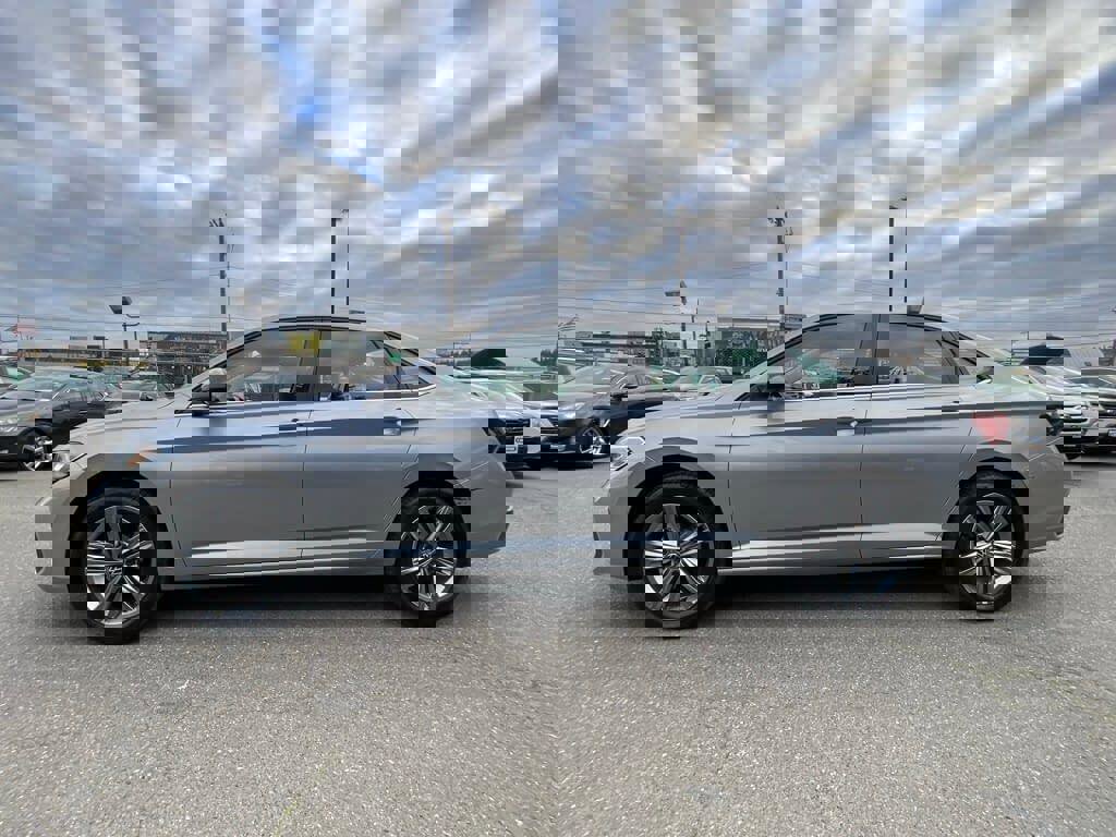 Certified 2023 Volkswagen Jetta SE w/ Panoramic Sunroof Package image 5