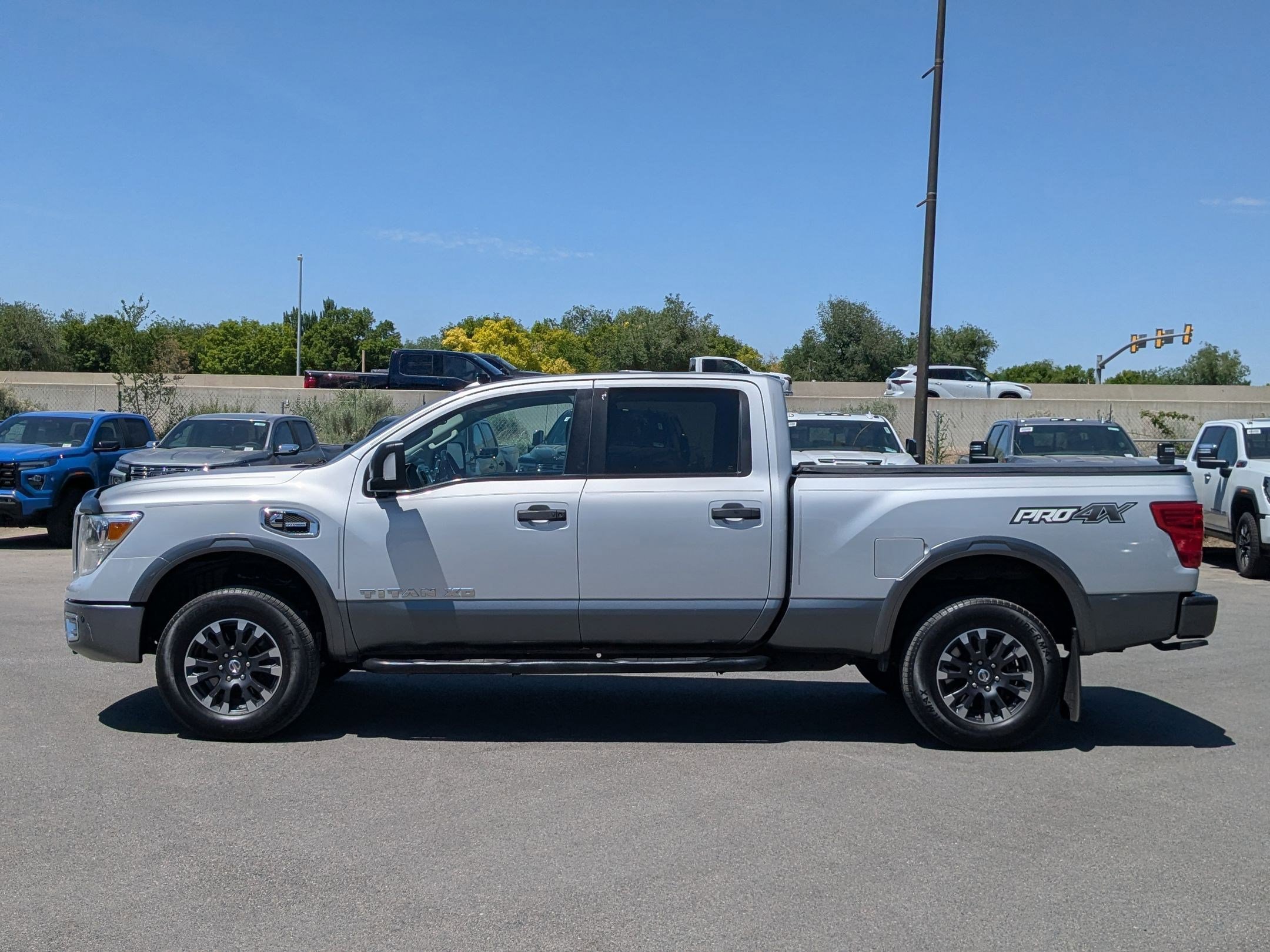 Used 2018 Nissan Titan PRO-4X w/ Pro-4x Convenience Package AWD/4WD image 2