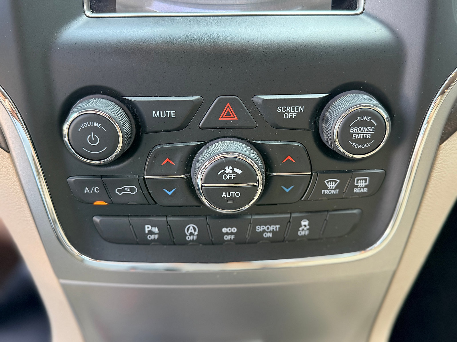 Used 2018 Jeep Grand Cherokee Laredo AWD/4WD image 27