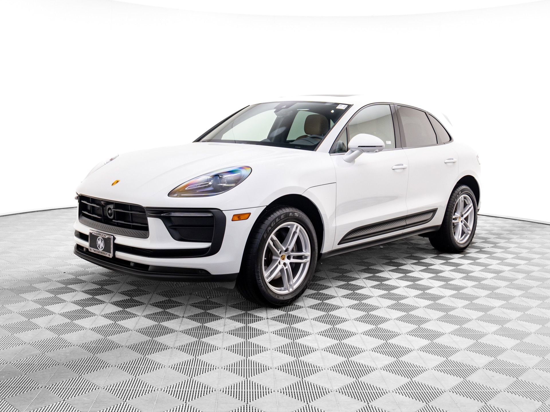 Certified 2025 Porsche Macan image 1