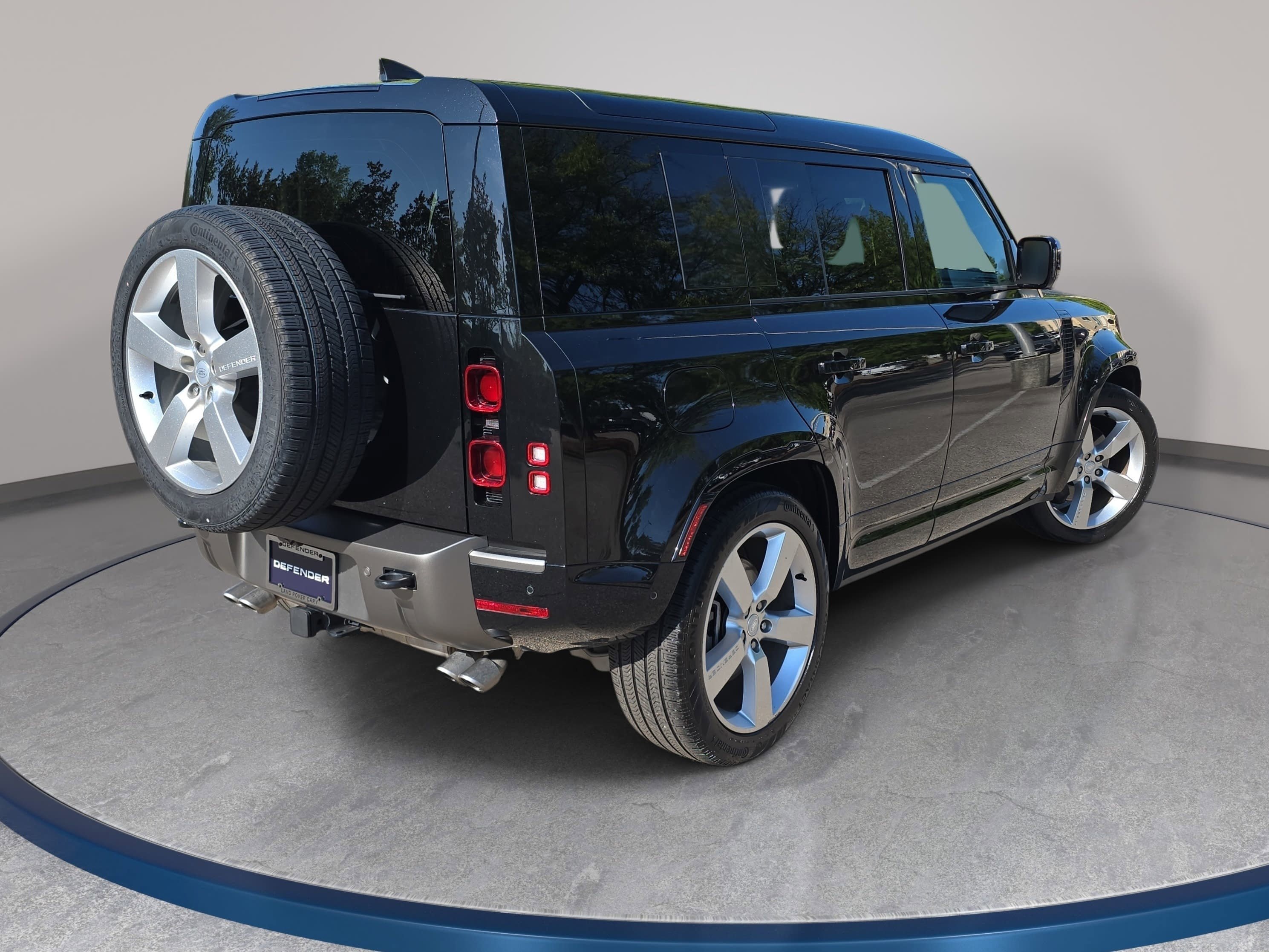 Certified 2025 Land Rover Defender 110 X-Dynamic SE image 5