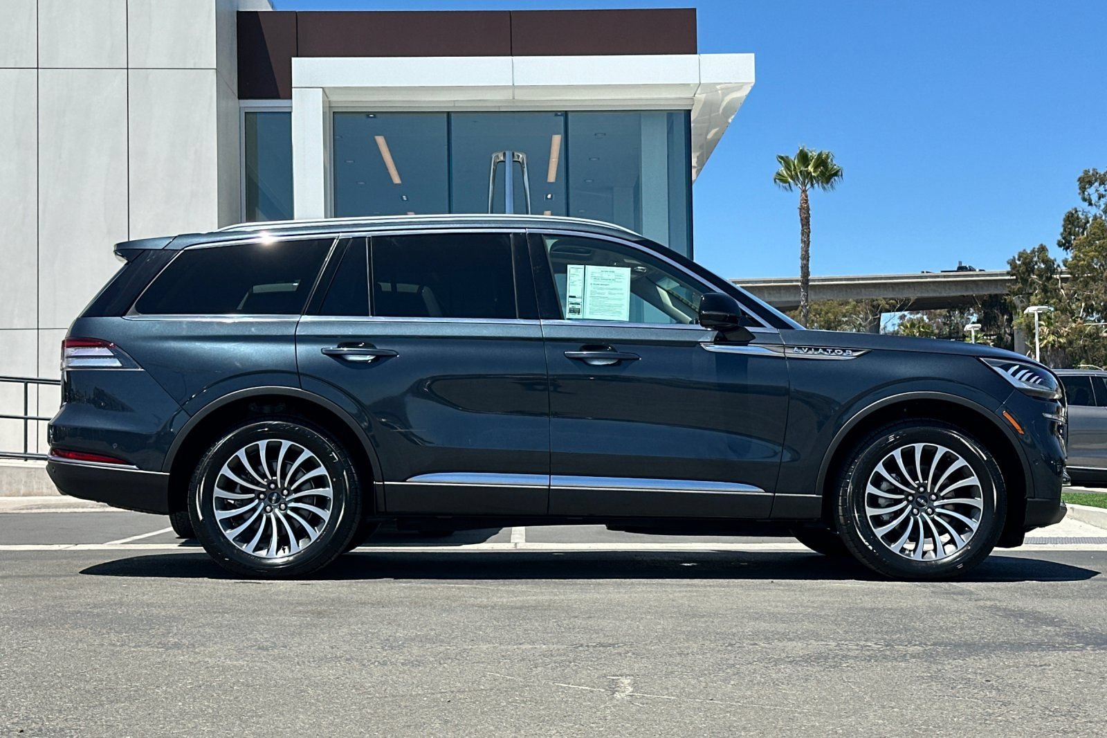 Certified 2023 Lincoln Aviator Reserve w/ Equipment Group 201A AWD/4WD image 2