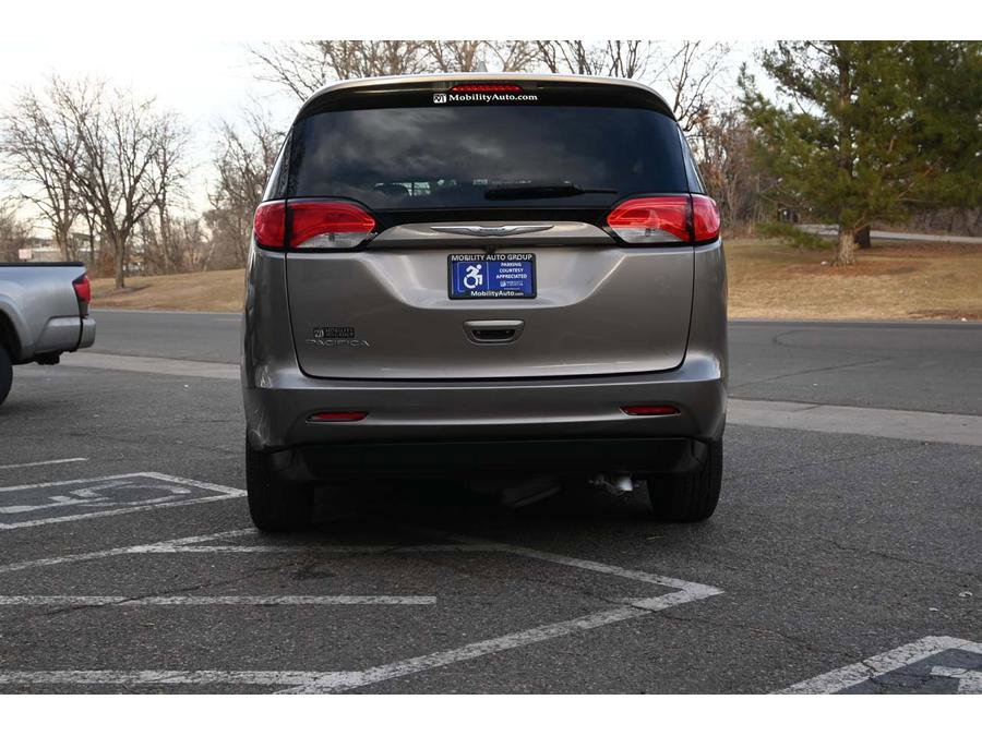 Used 2017 Chrysler Pacifica Touring FWD image 7