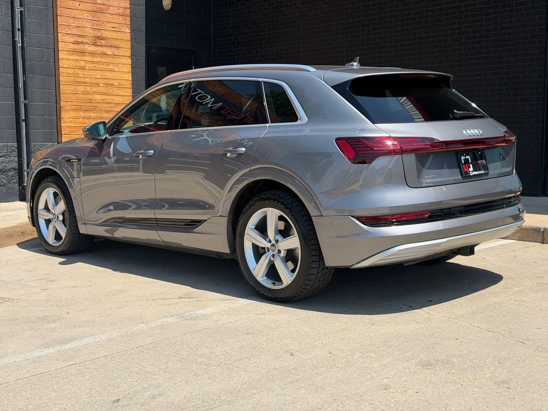 Used 2019 Audi e-tron Prestige w/ Prestige Package AWD/4WD image 16