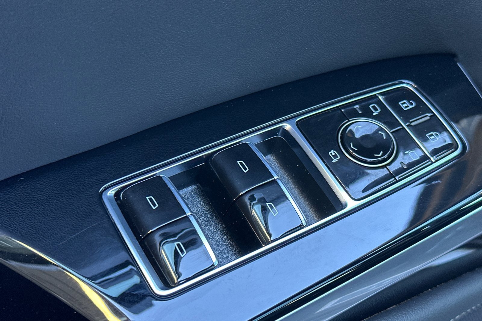 Used 2025 Cadillac Escalade Premium Luxury image 11