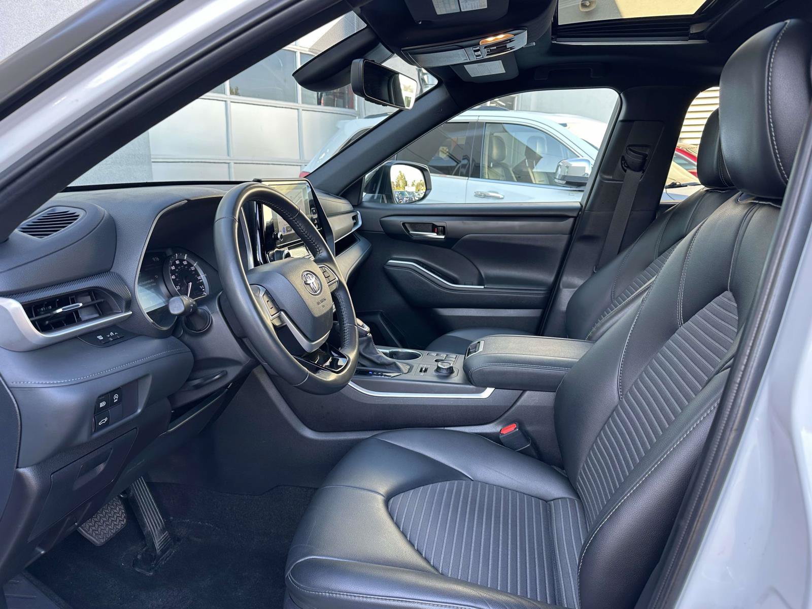 Used 2024 Toyota Highlander XSE AWD/4WD image 16