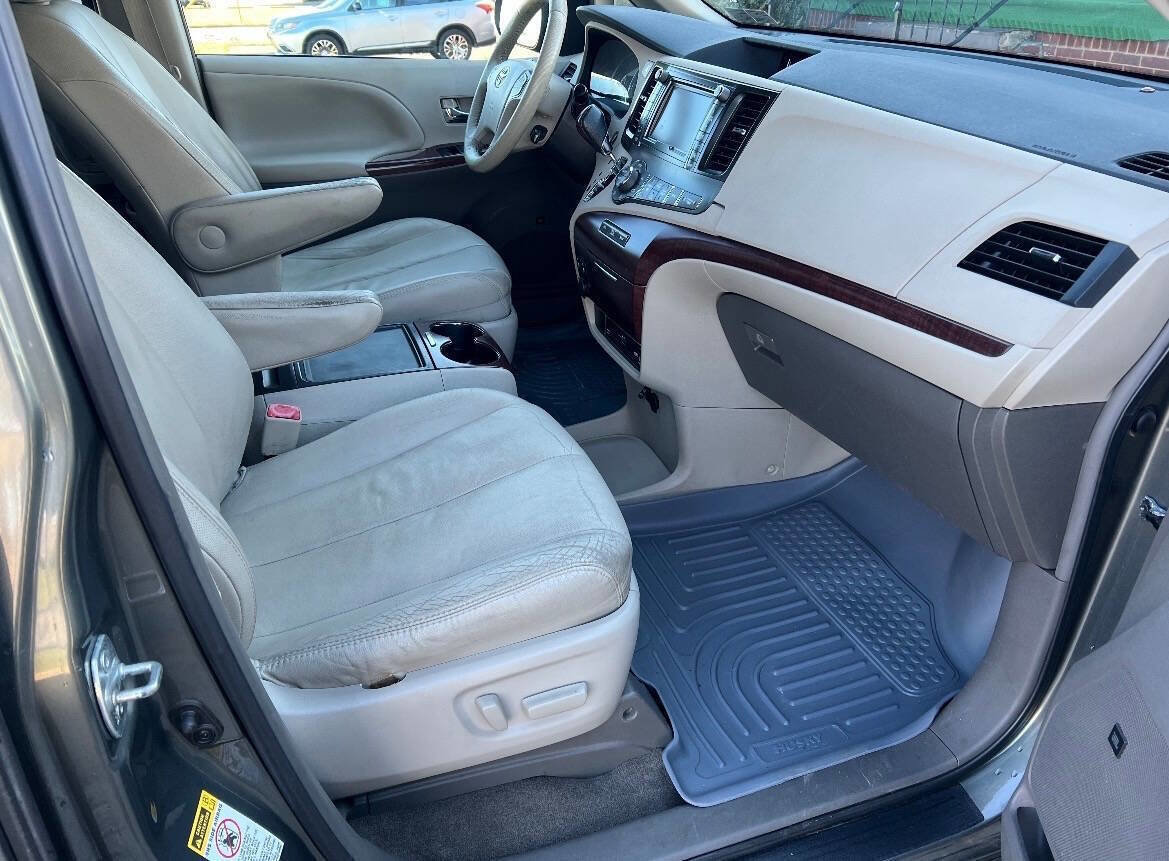 Used 2012 Toyota Sienna XLE w/ Premium Pkg FWD image 11
