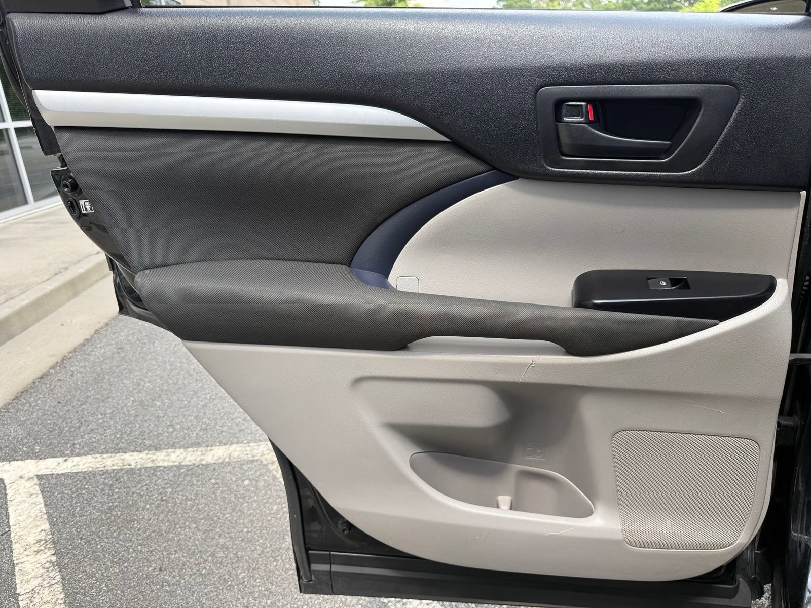 Used 2016 Toyota Highlander LE FWD image 45