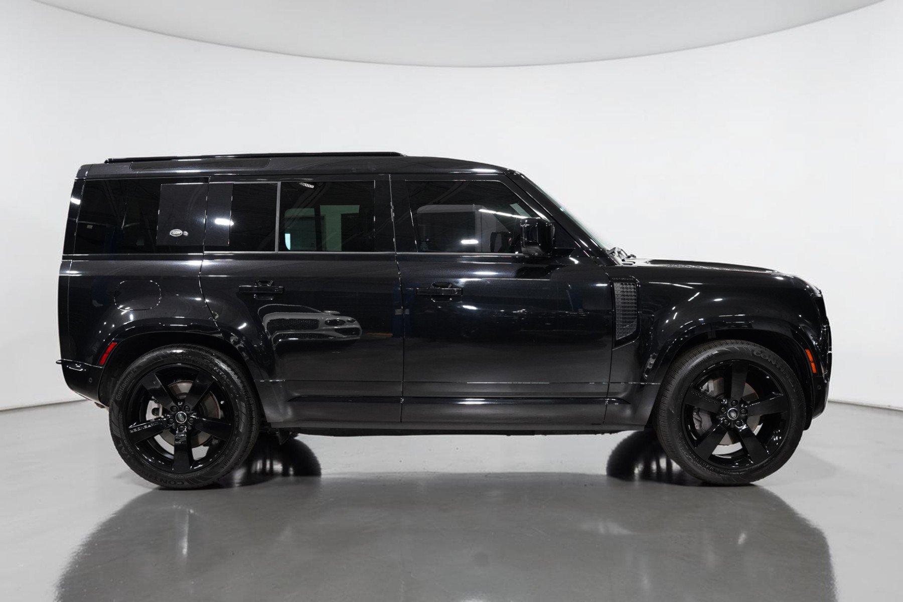 Used 2023 Land Rover Defender 110 X-Dynamic SE AWD/4WD image 3