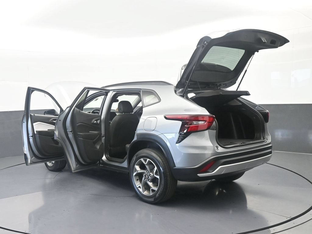Used 2025 Chevrolet Trax LT w/ Driver Confidence Package FWD image 70