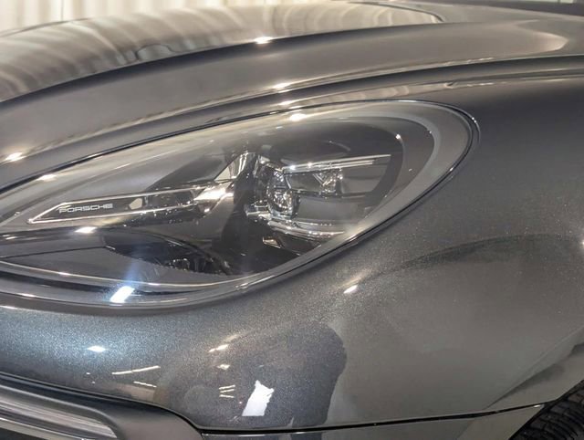 Certified 2025 Porsche Macan image 11