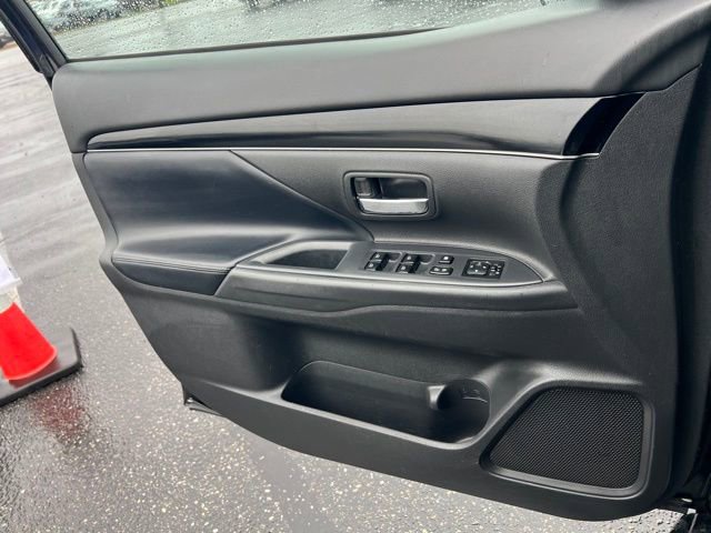 Used 2019 Mitsubishi Outlander AWD image 15