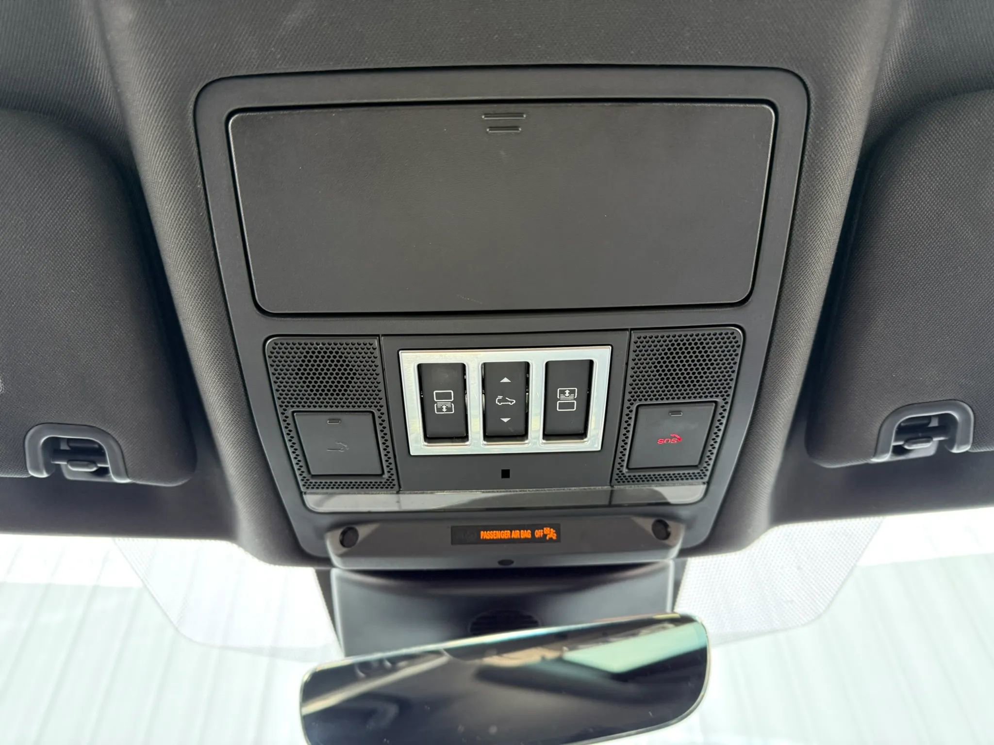 Used 2020 Land Rover Discovery Landmark image 28