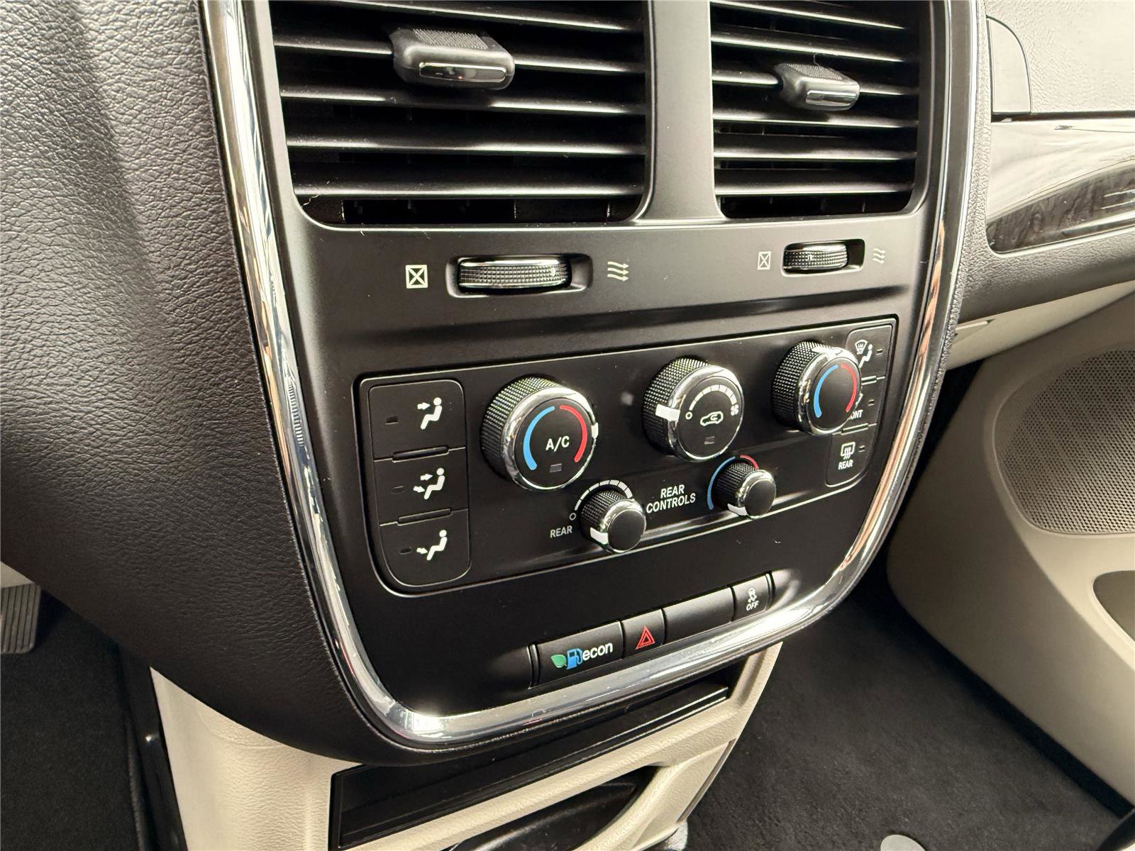 Used 2019 Dodge Grand Caravan SE image 25