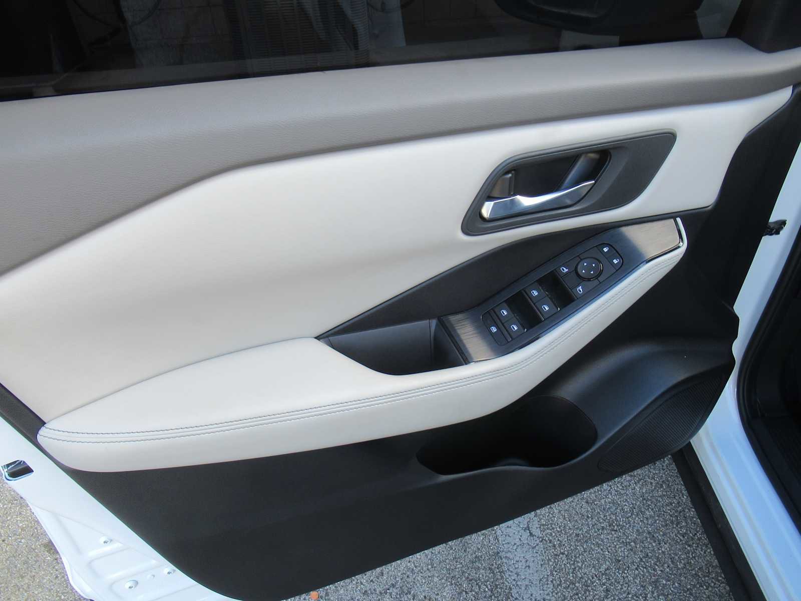 Used 2024 Nissan Rogue SV image 16