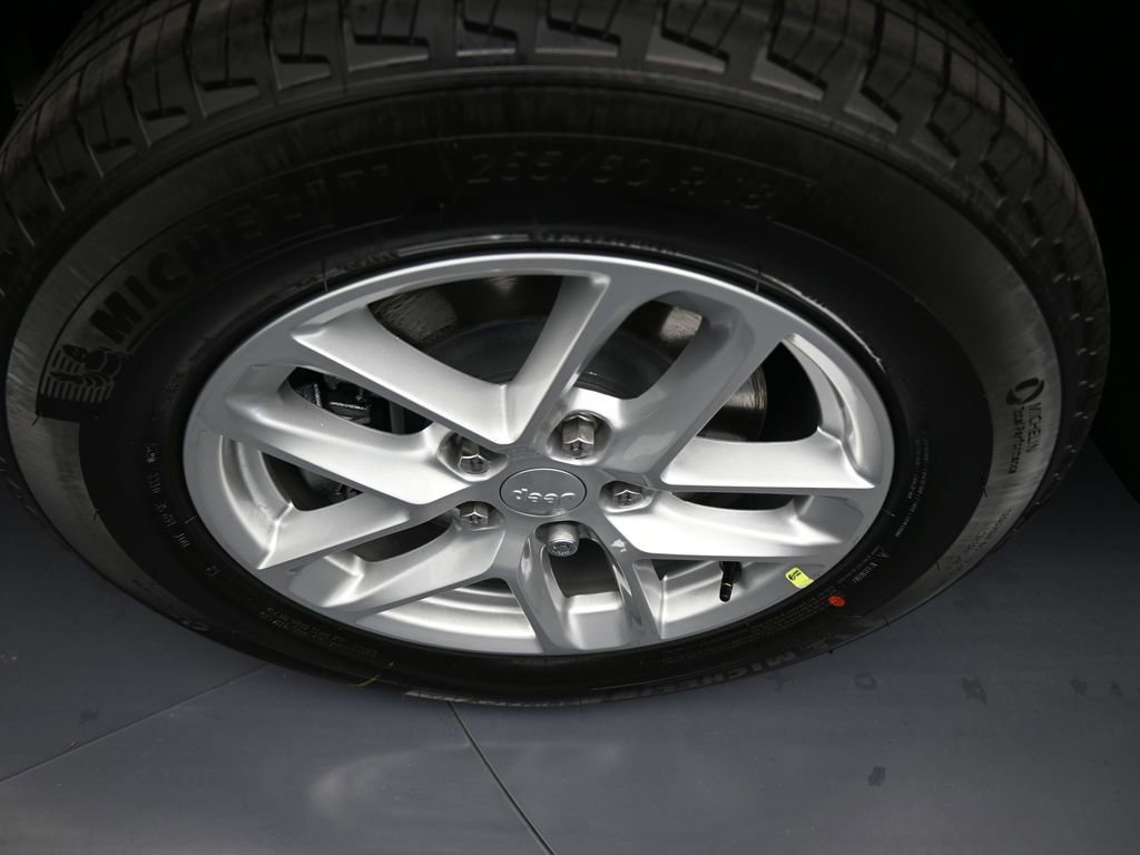 Used 2025 Jeep Grand Cherokee L Laredo image 30