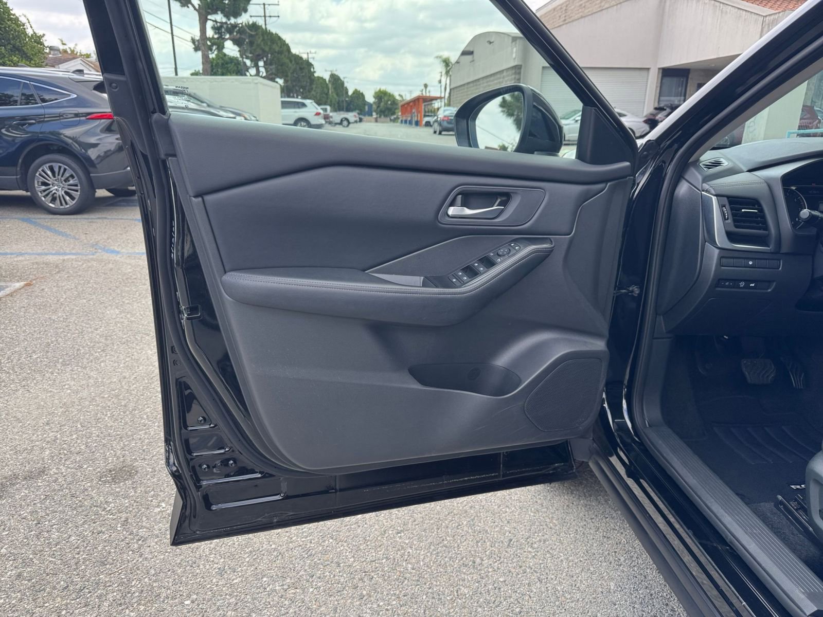 Used 2025 Nissan Rogue SV FWD image 18
