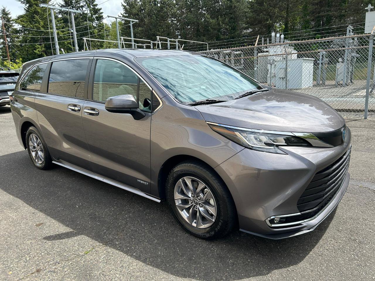 Used 2021 Toyota Sienna XLE image 3