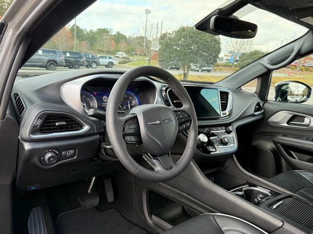 Used 2025 Chrysler Pacifica Limited image 16