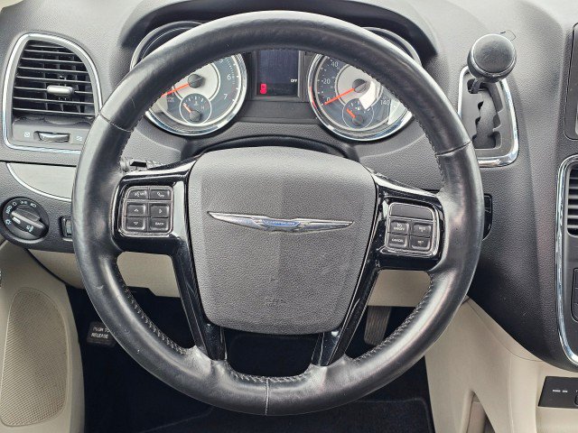 Used 2015 Chrysler Town & Country Limited FWD image 27